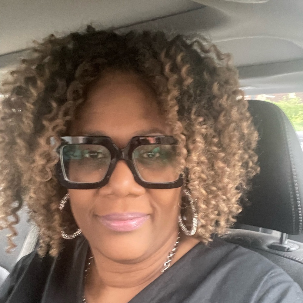 Meet your Posher, Devona
